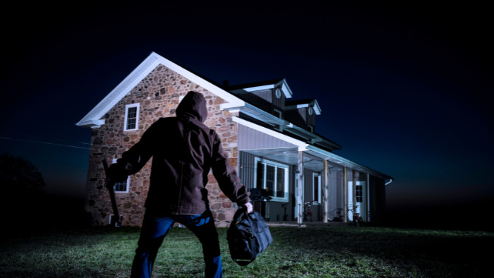 Sécuriser sa maison la nuit : les bons réflexes et équipements indispensables